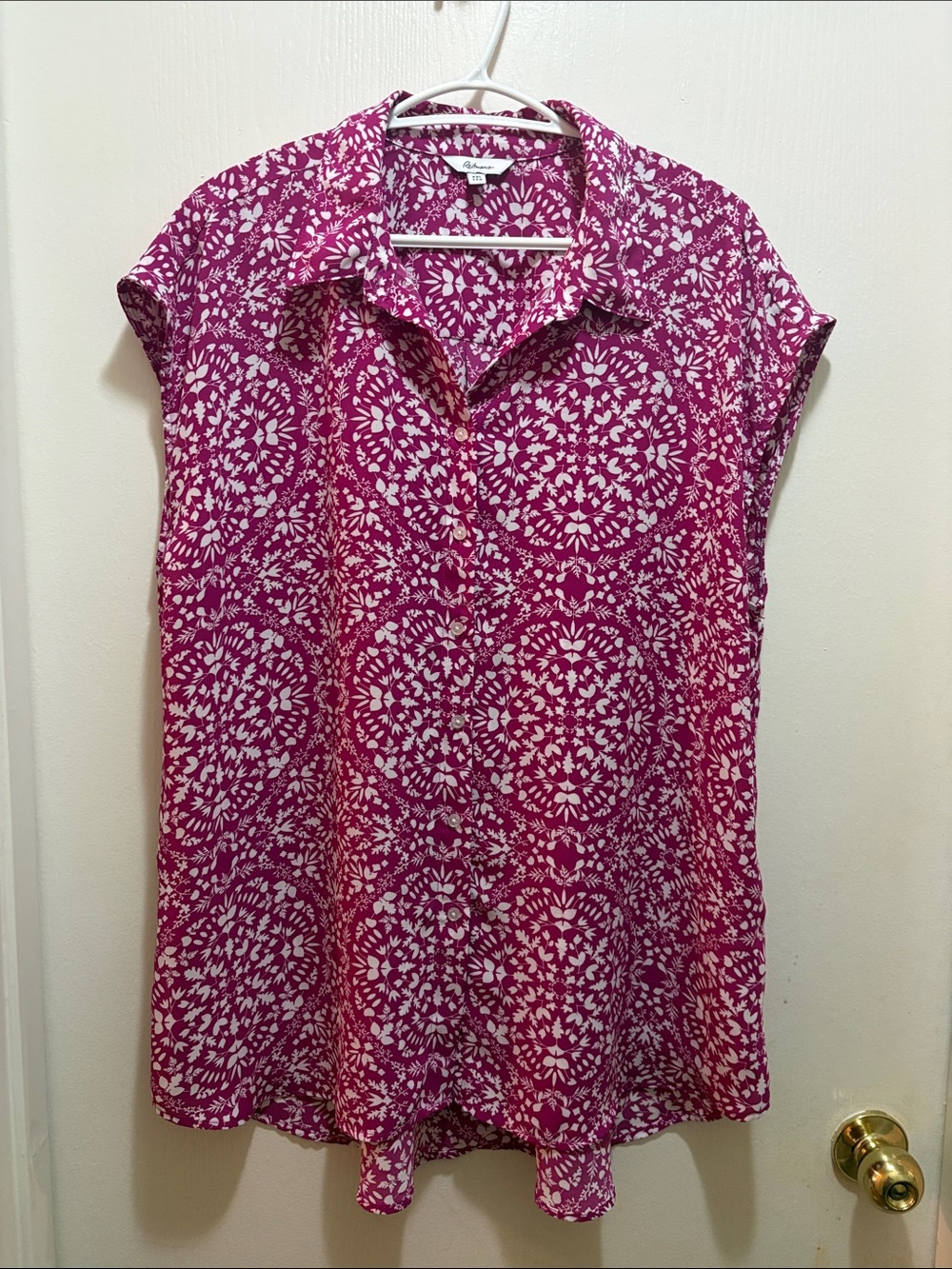 Reitmans Fuchsia and White Sleeveless Button-Front Top